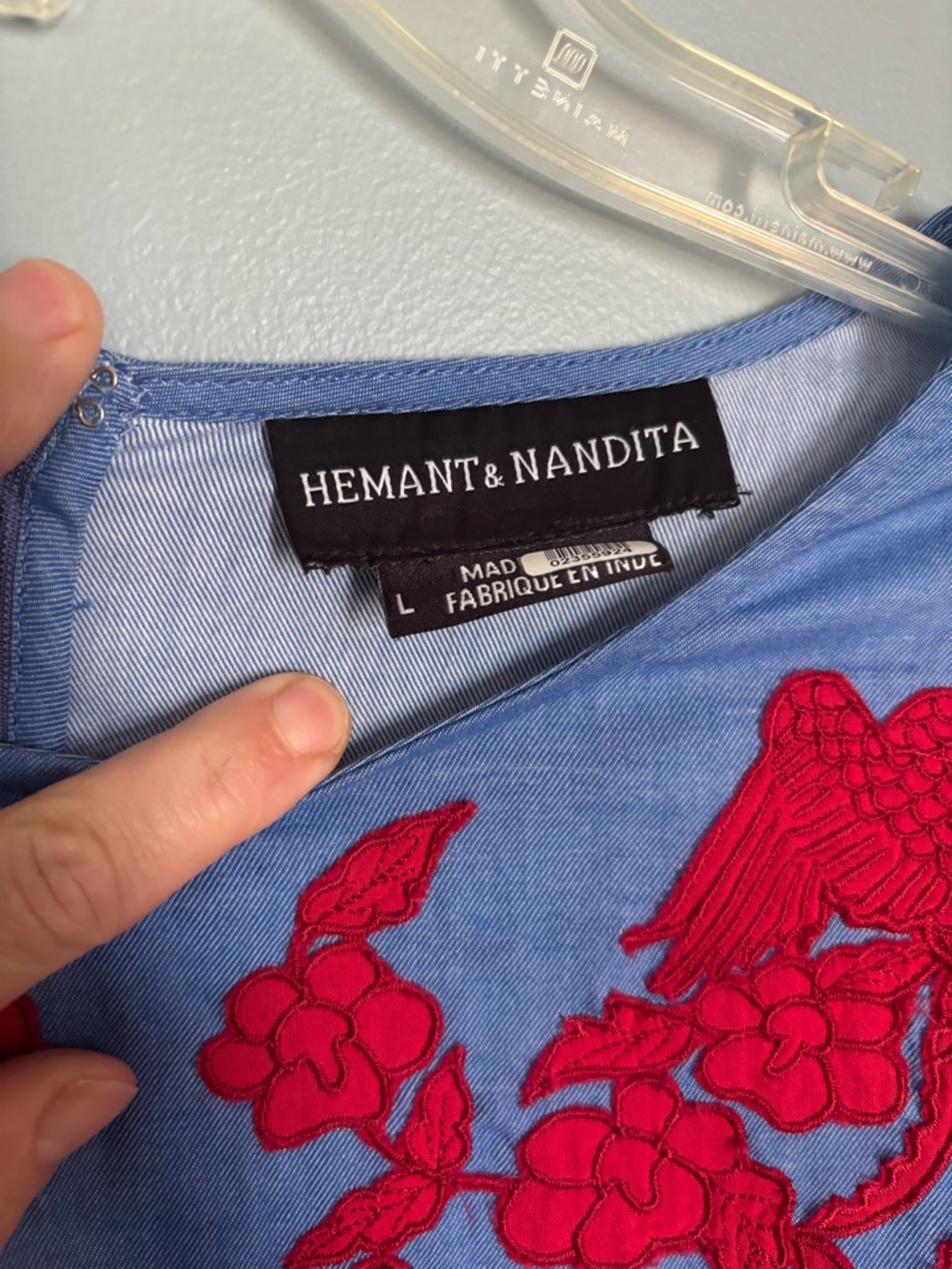HEMANT & NANDITA Sky Blue Tunic with Red Floral Embroidery - Picture 4 of 7
